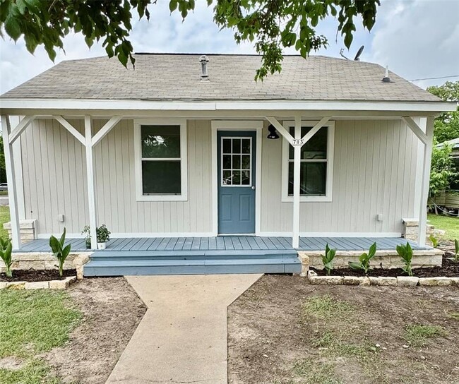 713 N Polk St in Giddings, TX - Building Photo - Building Photo