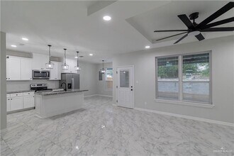 5604 N Crown Point in Pharr, TX - Foto de edificio - Building Photo