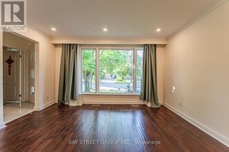 394 Centre St E in Richmond Hill, ON - Building Photo - Building Photo