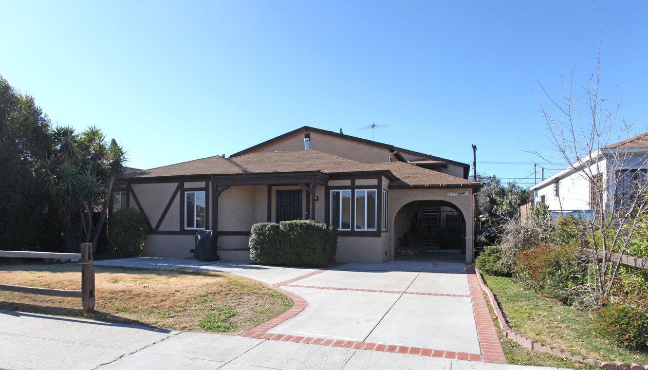 6423 Tujunga Ave in North Hollywood, CA - Building Photo