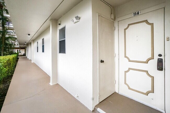 3951 Via Poinciana in Greenacres, FL - Building Photo - Building Photo