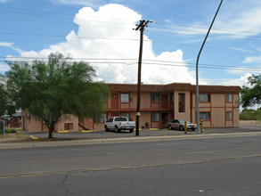 Olive Apartments in Tucson, AZ - Foto de edificio - Building Photo