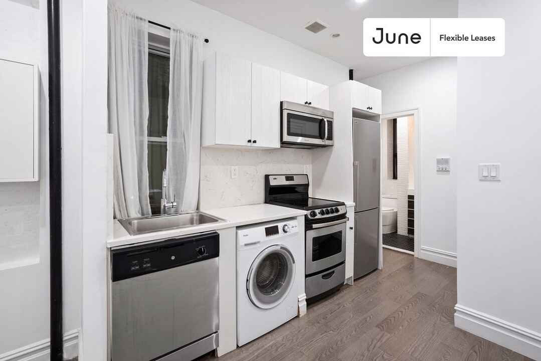 826 9th Ave in New York, NY - Building Photo