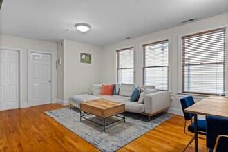 320 W Broadway in Boston, MA - Building Photo - Building Photo
