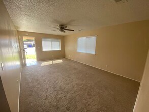 100 W Spruce Ave in Lemoore, CA - Building Photo - Building Photo