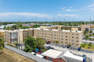 Warrenton House Condos in Hollywood, FL - Foto de edificio - Building Photo