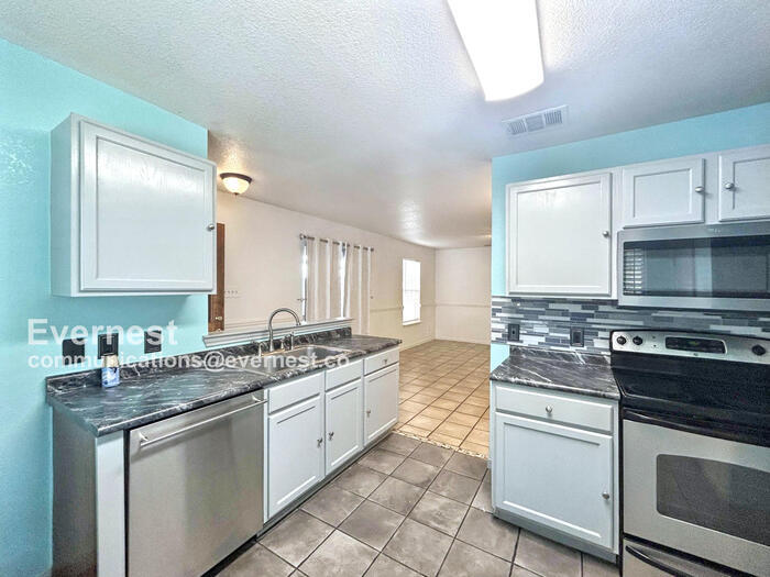 2027 Mission Field in San Antonio, TX - Building Photo