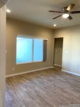 220 E Byrd Blvd in Universal City, TX - Foto de edificio - Building Photo
