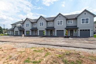 1076 W 20th Ave, Unit Aviation Luxury Townhomes in Oshkosh, WI - Building Photo - Building Photo