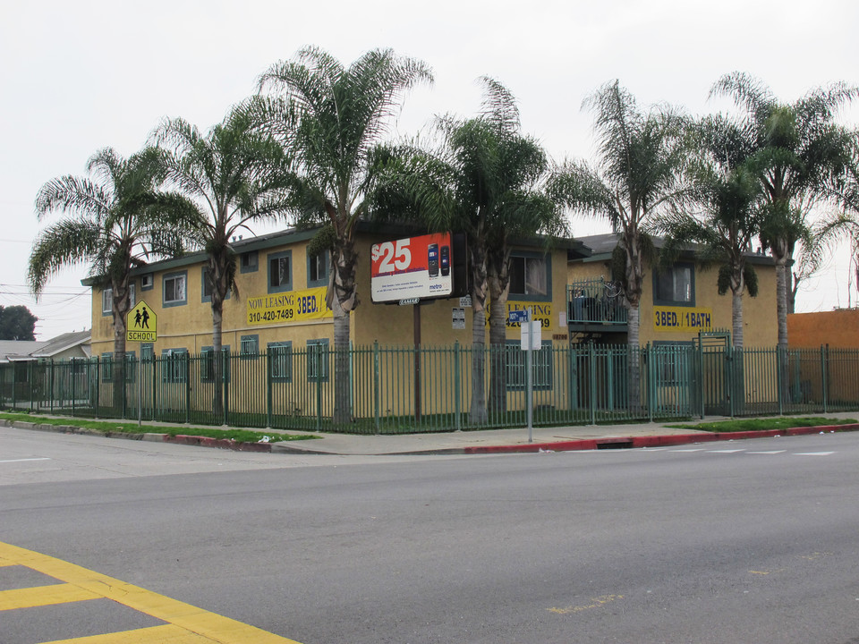 10700 S Main St in Los Angeles, CA - Foto de edificio