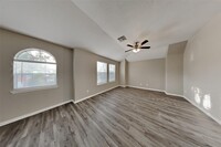 26899 Castlecliff Ln in Kingwood, TX - Foto de edificio - Building Photo