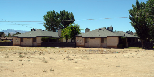 20296 Zuni Rd in Apple Valley, CA - Foto de edificio - Building Photo