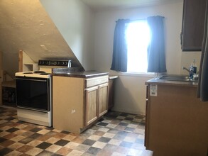 829 Milwaukee St, Unit Upper in Menasha, WI - Building Photo - Building Photo