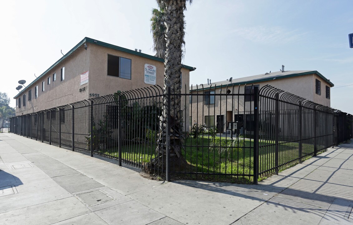 Main Street Apartments in Los Angeles, CA - Building Photo