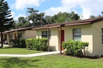 Pinewood Apartments in Brandon, FL - Foto de edificio - Building Photo