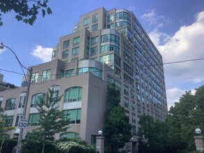 942 Yonge St in Toronto, ON - Building Photo - Building Photo