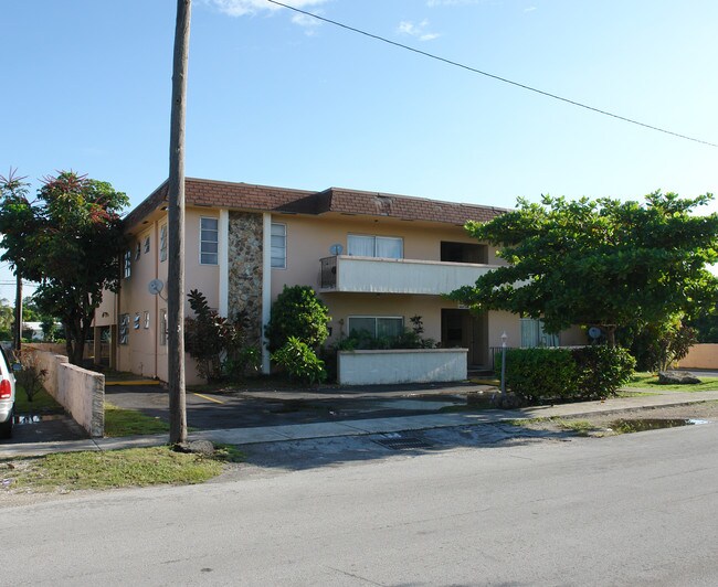 1237 NE 128th St in Miami, FL - Foto de edificio - Building Photo