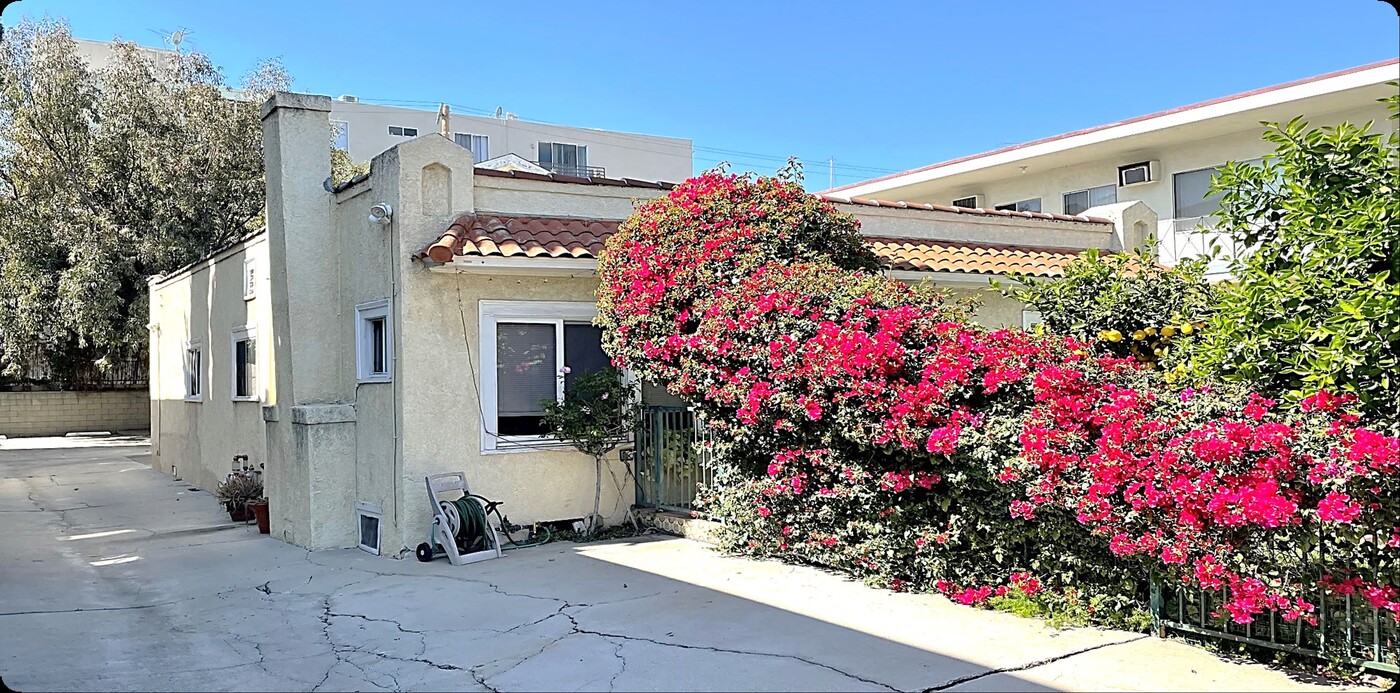 1311 N Mansfield Ave in Los Angeles, CA - Foto de edificio