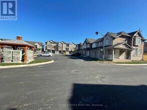 2 Loon Ln in Hamilton, ON - Building Photo - Building Photo