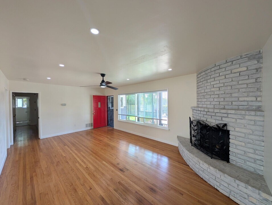 141 Hillside Terrace in Vista, CA - Building Photo
