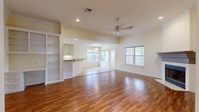 327 Bernburg Ln in College Station, TX - Building Photo - Building Photo