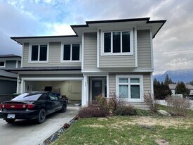 63650 Flood Hope Rd in Hope, BC - Building Photo