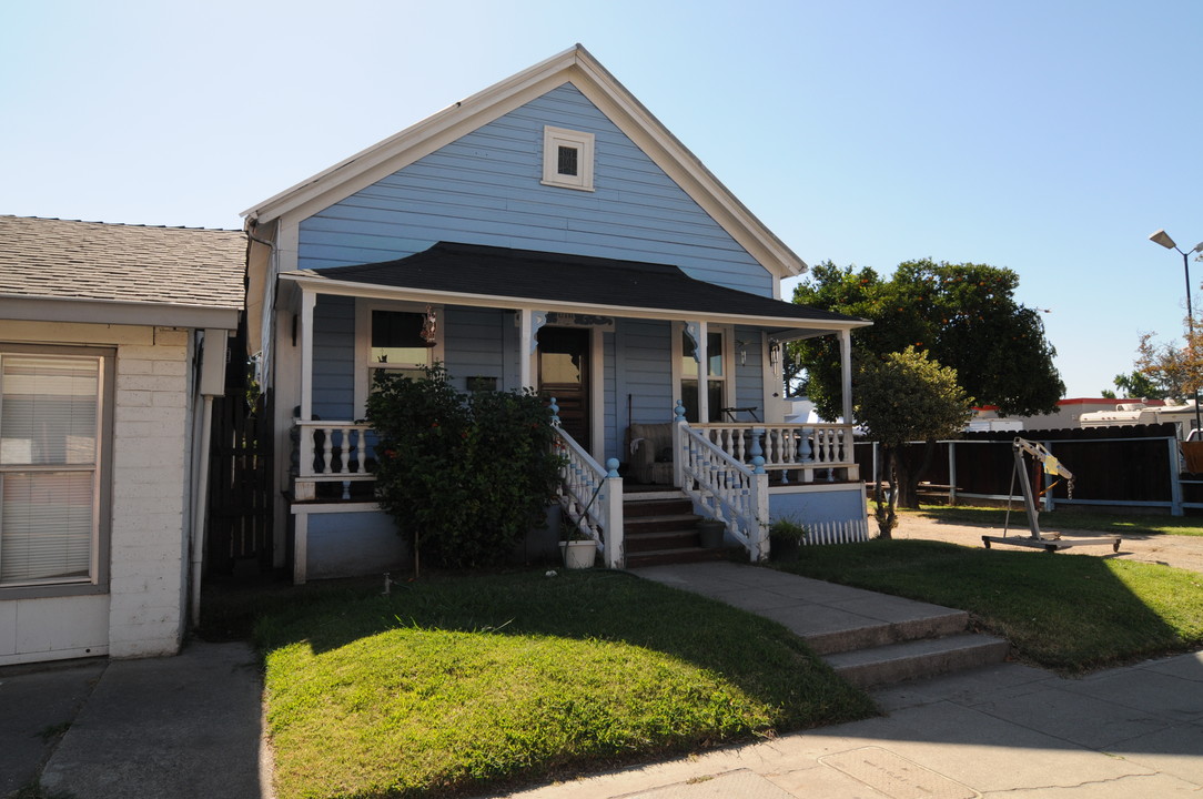 328 N Yosemite Ave in Oakdale, CA - Building Photo