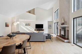 26 Woodland Way in Quogue, NY - Building Photo - Building Photo