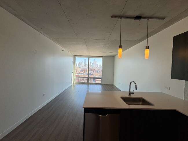 1001 W Chicago Ave in Chicago, IL - Foto de edificio - Building Photo