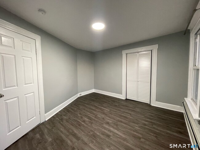 158 Chapel St in Milford, CT - Building Photo - Building Photo