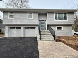 33 Gaines St in Huntington, NY - Building Photo