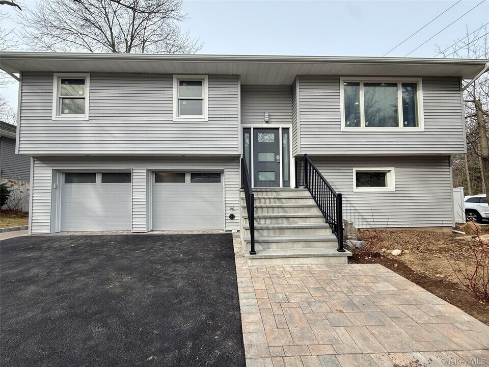 33 Gaines St in Huntington, NY - Building Photo