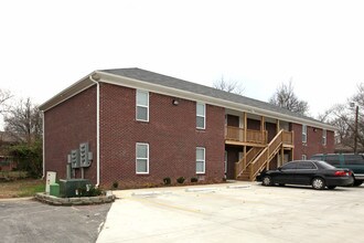 3220 Commander Dr in Louisville, KY - Foto de edificio - Building Photo
