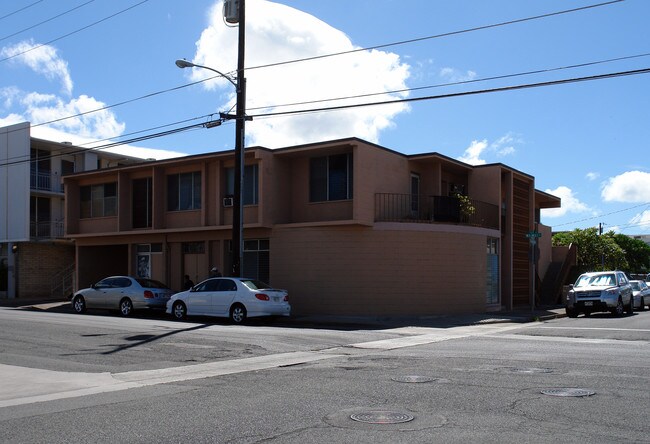 2102 Algaroba St in Honolulu, HI - Building Photo - Building Photo