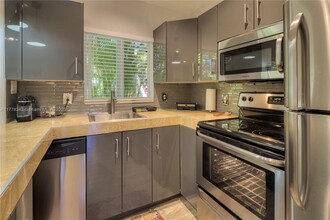 659 Meridian Ave in Miami Beach, FL - Building Photo - Building Photo