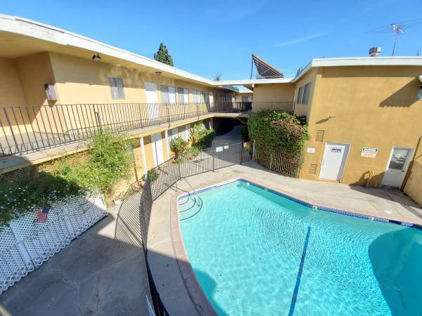 5445 Lindley Ave in Los Angeles, CA - Building Photo