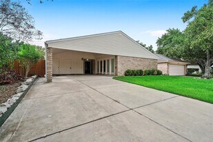 914 Coachlight Dr in Houston, TX - Building Photo