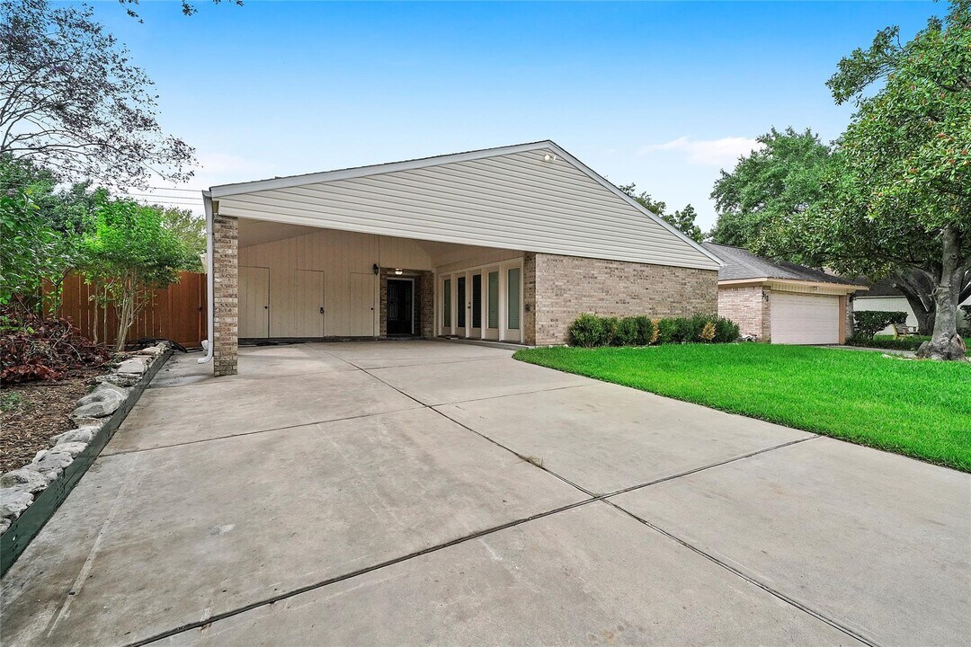 914 Coachlight Dr in Houston, TX - Foto de edificio