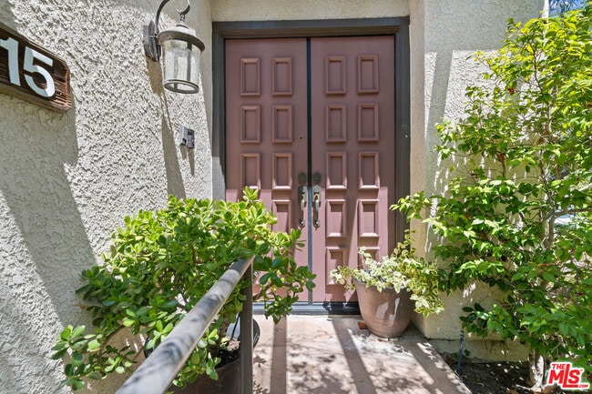 5757 Owensmouth Ave in Los Angeles, CA - Building Photo - Building Photo