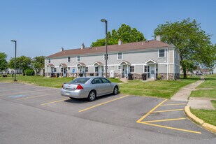 Packard Court in Niagara Falls, NY - Building Photo