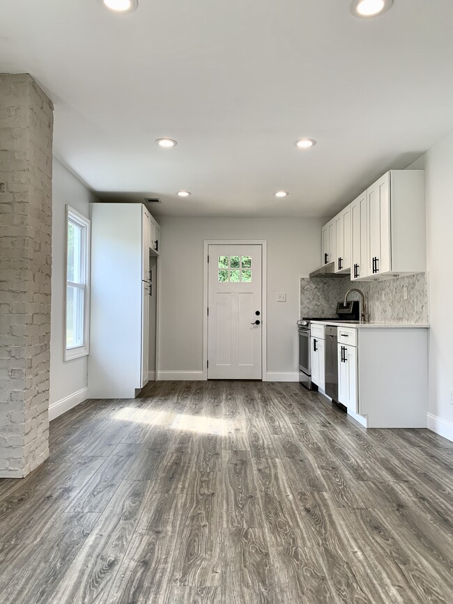 93 Robert St, Unit B