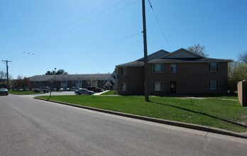 Oxbow Villas in Eau Claire, WI - Building Photo - Building Photo