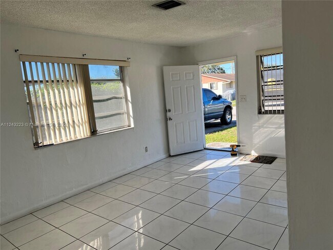 6326 Pierce St-Unit -0 in Hollywood, FL - Foto de edificio - Building Photo