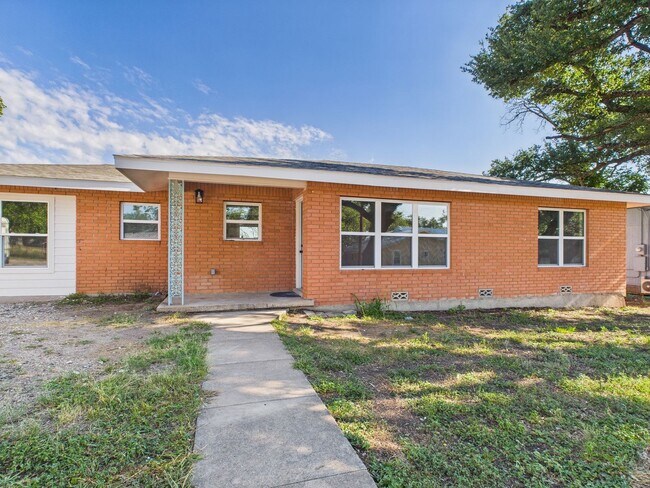 212 Myrtle Ave in Harper, TX - Building Photo - Building Photo