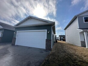 6709 Meadow View Dr S in Fargo, ND - Building Photo - Building Photo