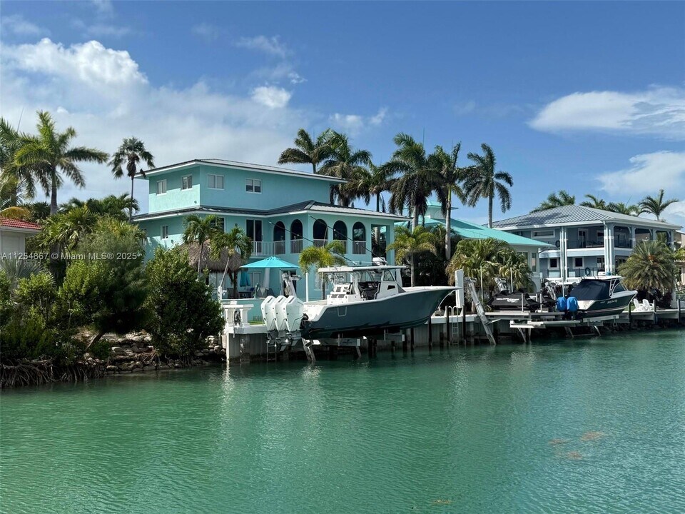 124 Indies Dr S in Duck Key, FL - Building Photo