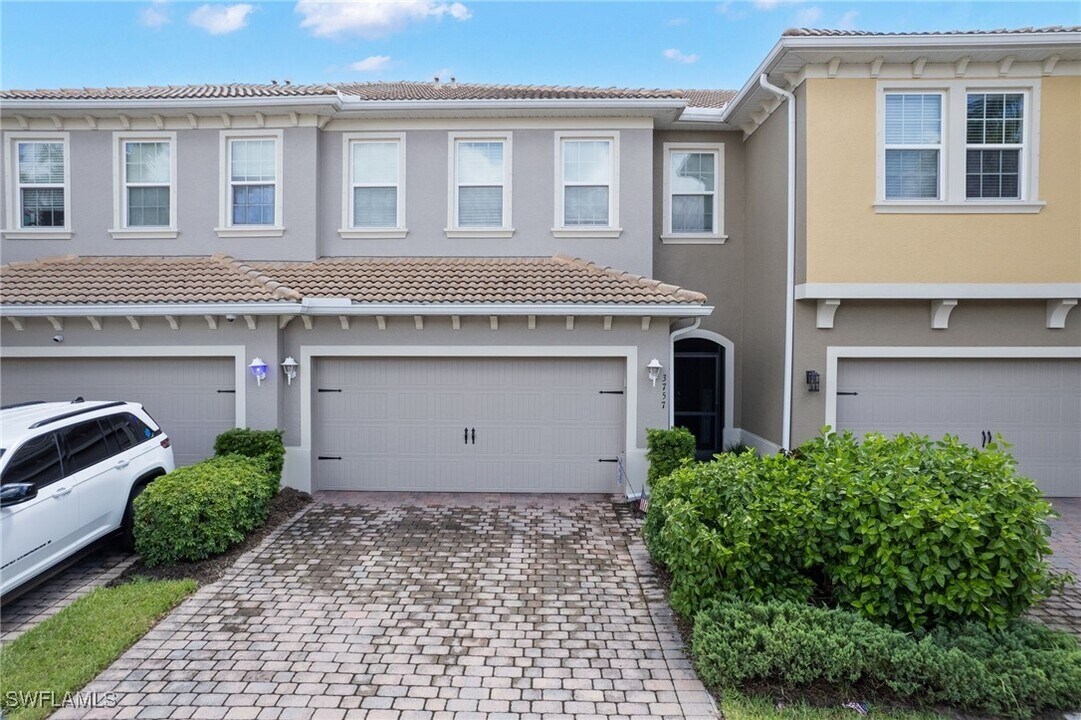 3757 Tilbor Circle in Ft. Myers, FL - Foto de edificio