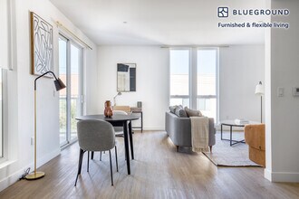 4805 Bakman Ave in Los Angeles, CA - Building Photo - Building Photo
