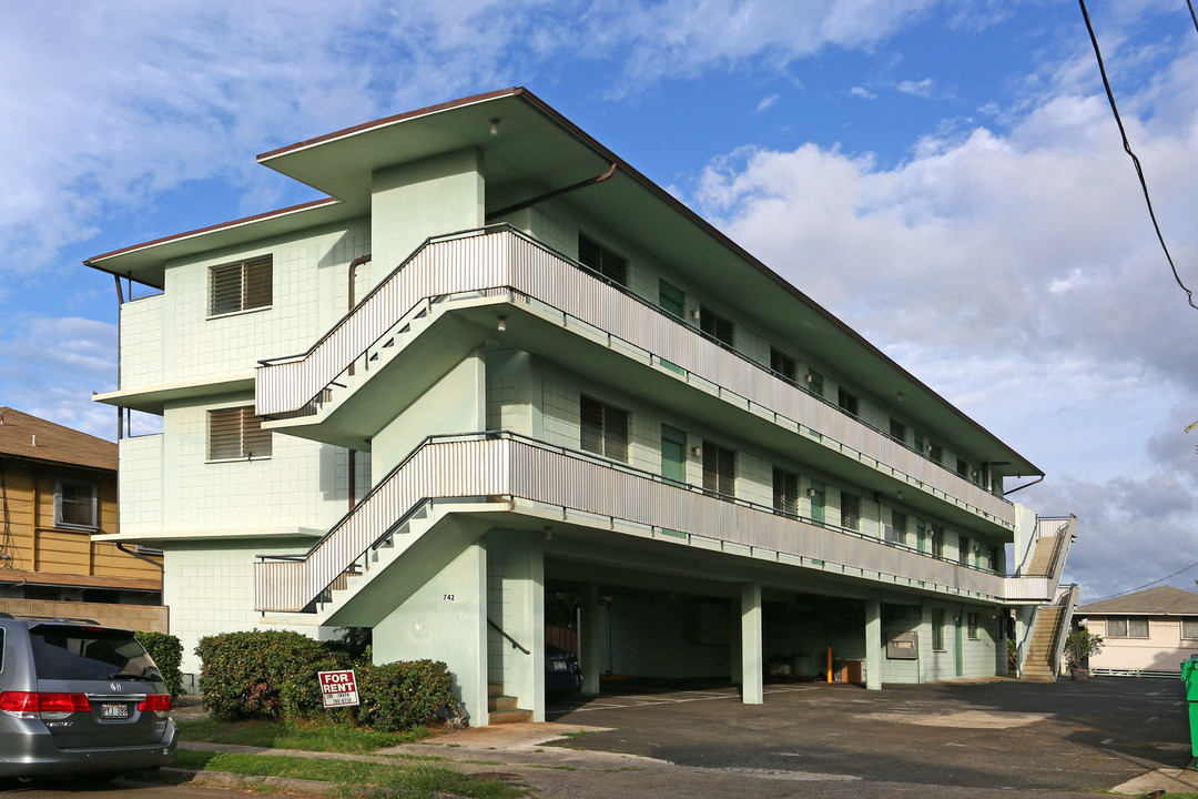 742 Olokele Ave in Honolulu, HI - Building Photo