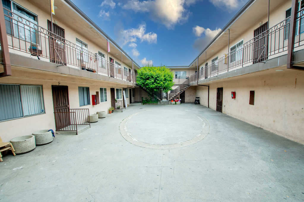 10520 S Figueroa St in Los Angeles, CA - Building Photo